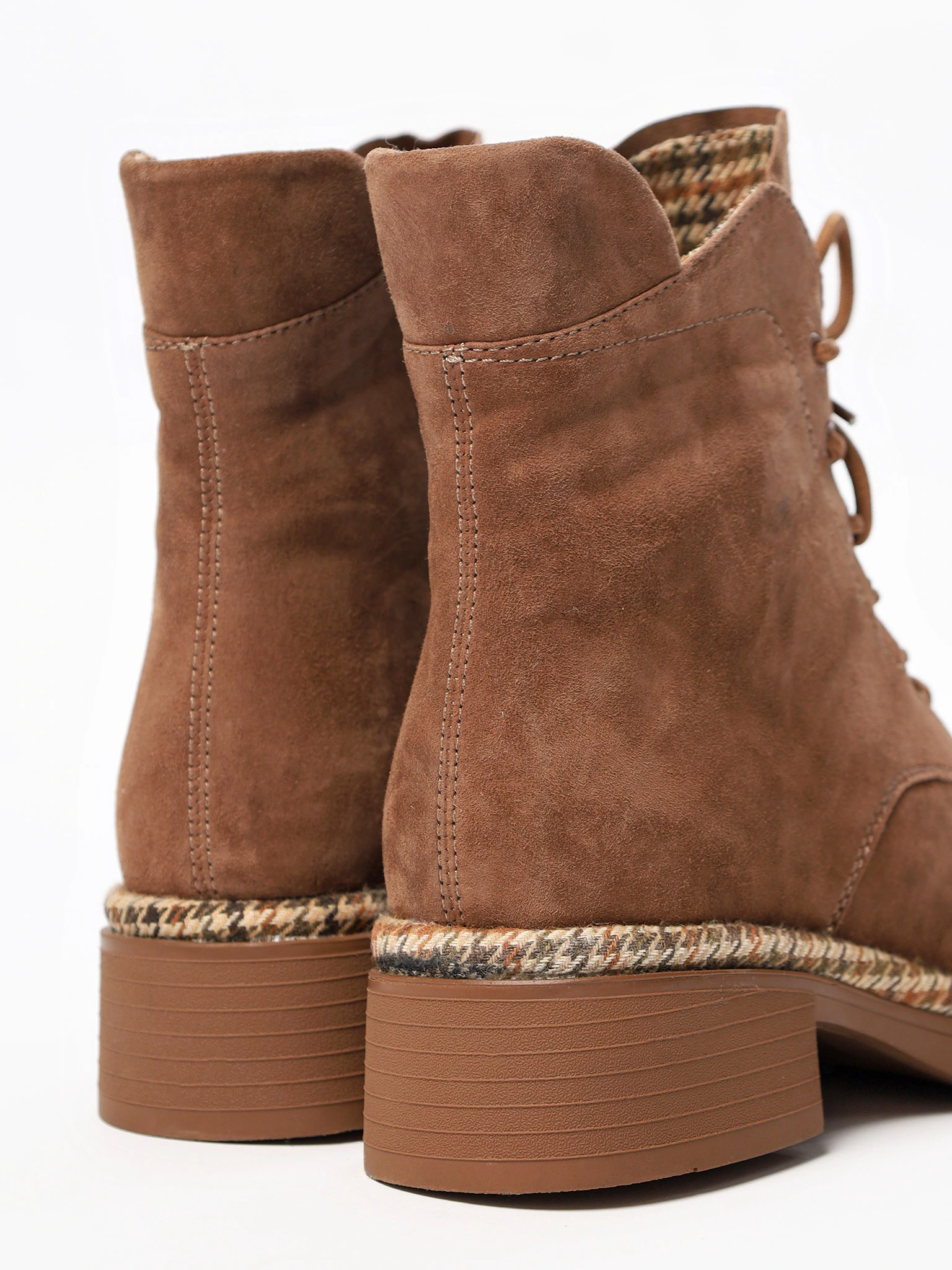 Ботинки коричневого цвета на широком среднем каблуке